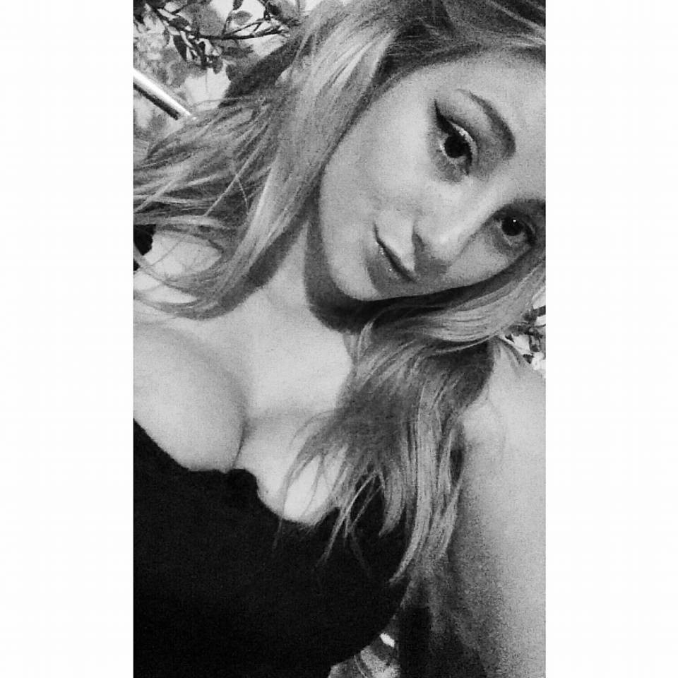 Drama pe care o traieste zilnic din cauza sanilor imensi. "Nu mă angajează nimeni". GALERIE FOTO