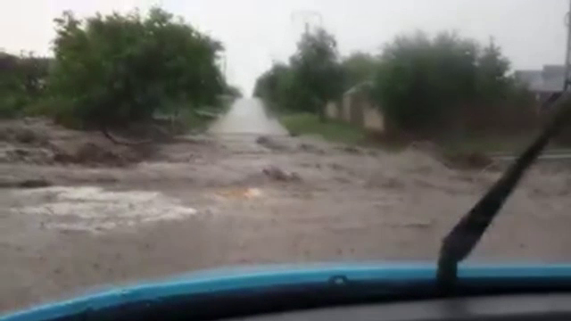 Drum naţional, blocat de noroiul adus de o viitură. Pompierii încearcă să-l curăţe