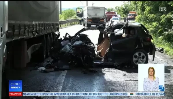 O mașină s-a făcut praf după ce a fost lovită de o basculantă și un TIR. Bilanțul victimelor