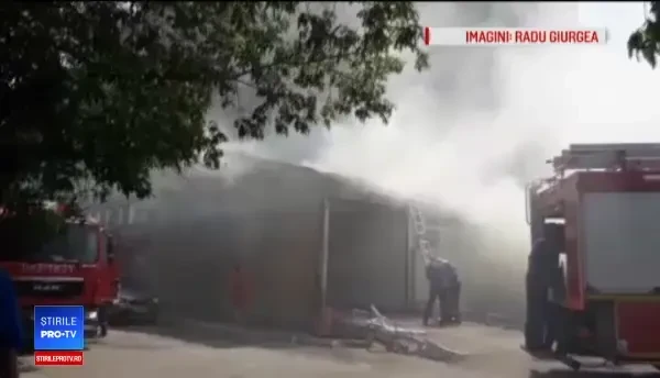 Momentul în care un bărbat îl lovește din senin, cu o sticlă, pe tovarășul de băutură