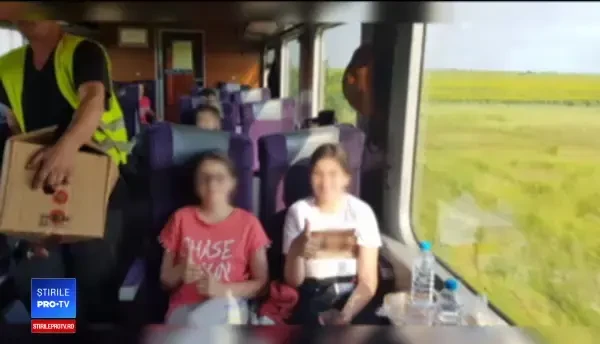 Mărturiile pasagerilor care au făcut 35 de ore cu trenul până la mare. Ocol de 800 km