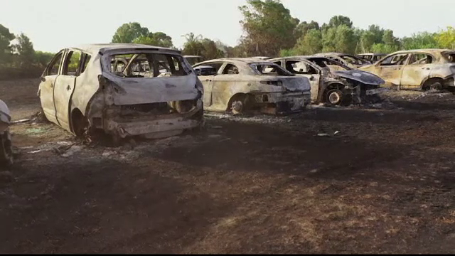 Incendiu de proporții într-o parcare: 38 de mașini au fost distruse