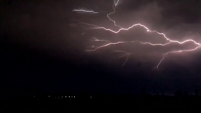 Fenomenul neobișnuit care a luminat cerul orașului Dallas, în timpul unei furtuni