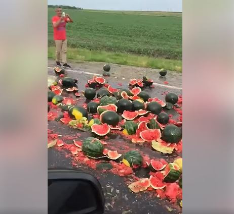 Mașini încărcate cu pepeni și porumb au pierdut marfa în drum. Reacția martorilor