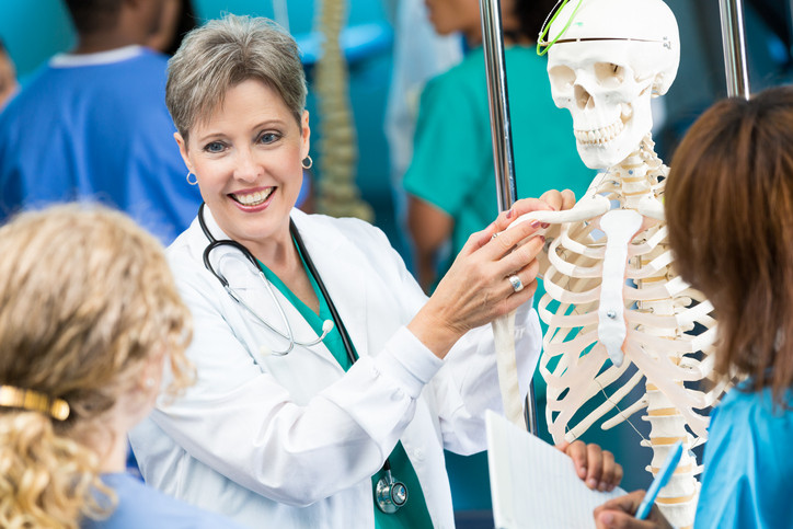 Schelet din laboratorul de biologie, înmormântat cu preot. Al cui era