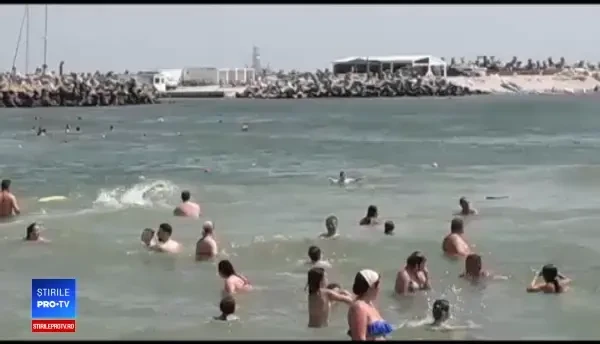 Turişti salvaţi în ultima clipă din Marea Neagră. Unul dintre ei l-a lovit pe salvamar