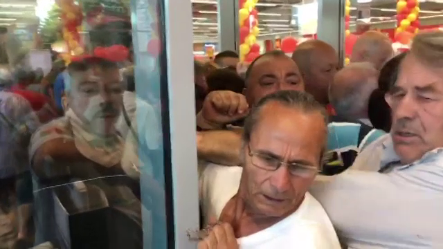 Brăilenii s-au bătut la o promoție. Cu câte tigăi a plecat un bărbat