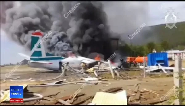 Momentul în care un avion ratează aterizarea și lovește o clădire, filmat de un pasager