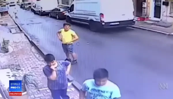 Momentul în care un adolescent salvează un copil de 2 ani căzut de la etaj
