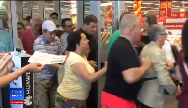 Brăilenii s-au bătut la o promoție. Cu câte tigăi a plecat un bărbat