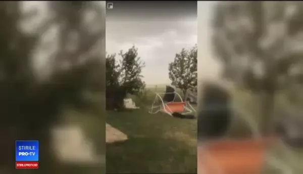 O furtună violentă a smuls acoperișul unui bloc în Baia Mare. O persoană a fost rănită