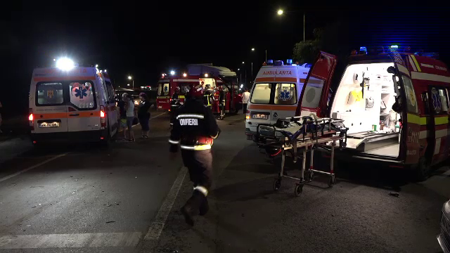 Autobuz cu 80 de muncitori izbit în plin de un TIR, la Arad. Sunt mai mulți răniți