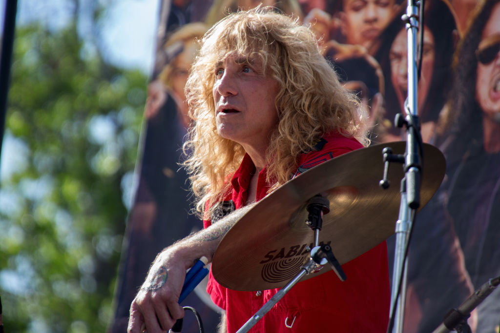 Steven Adler, fostul baterist de la Guns N’ Roses, a ajuns înjunghiat la spital