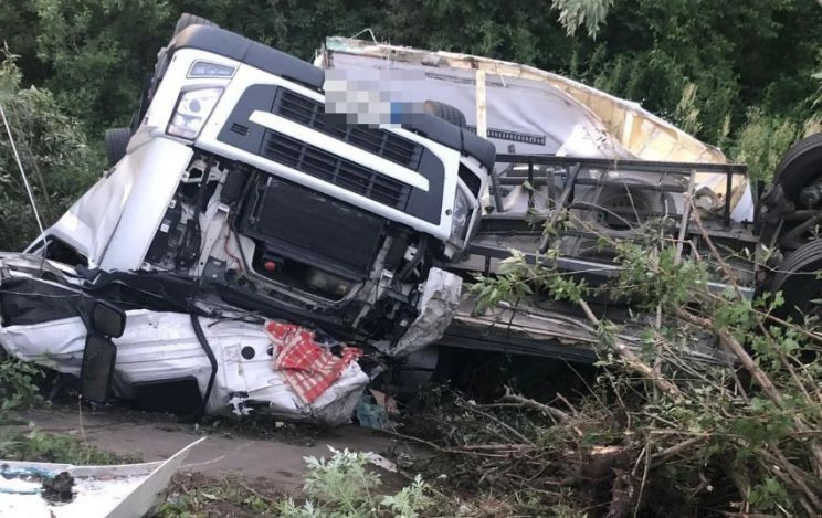 TIR plin cu 20 de tone de ciocolată căzut în râul Olt, în Vâlcea. Ce s-a întâmplat cu șoferul