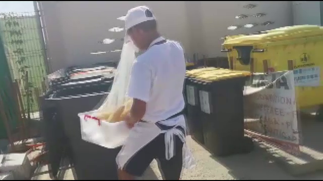 Porumb fiert, luat din gunoi și vândut pe plajă. ”Suntem de la țară, mâncăm de toate”