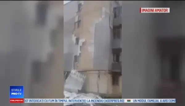 Izolația unui bloc s-a desprins complet în timpul unei furtuni, în Timișoara