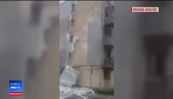 Izolația unui bloc s-a desprins complet în timpul unei furtuni, în Timișoara