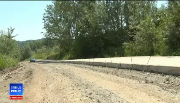 Un drum de 7 km a devenit spaima șoferilor. Lucrările au început în 2006