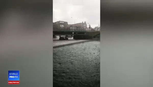 Inundații puternice în Vâlcea. Mașinile au fost înghițite de ape