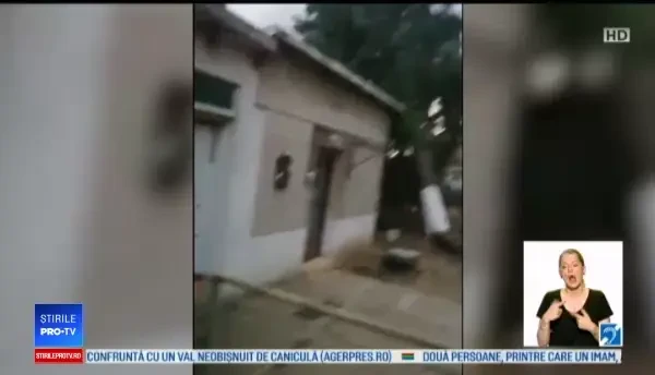 Vestul României, lovit de un adevărat taifun. Furtuna a îndoit copacii