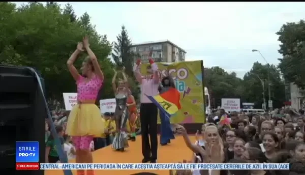 Mii de oameni au ieșit la dans pe străzile din Galați. Paradă inedită de Zilele Dunării