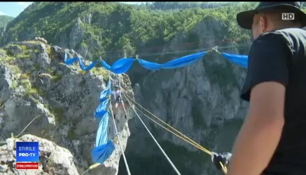 Senzații tari la 200 de metri înălțime. De ce preferă turiștii hamacele suspendate