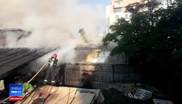 Incendiu lângă o benzinărie din Capitală. A fost afectat și un restauran