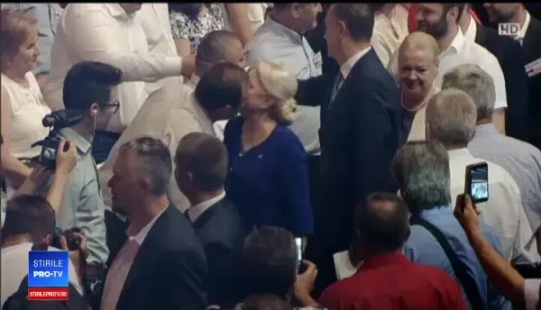 Ce poză de prezentare i-au pus colegii din PSD lui Teodorovici. Ministrul i-a taxat. FOTO