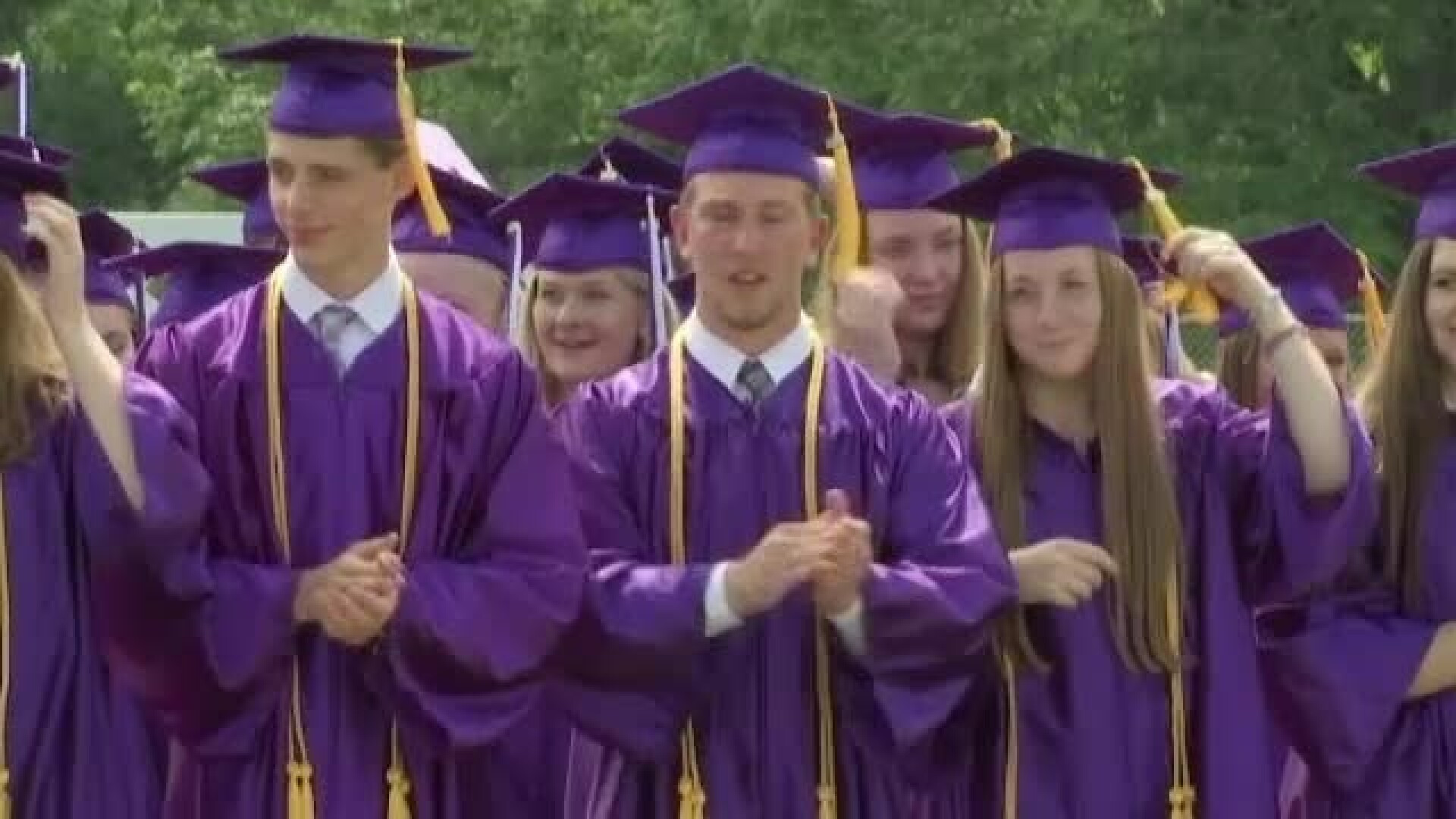 Situație inedită. 9 perechi de gemeni la ceremonia de absolvire a unui liceu