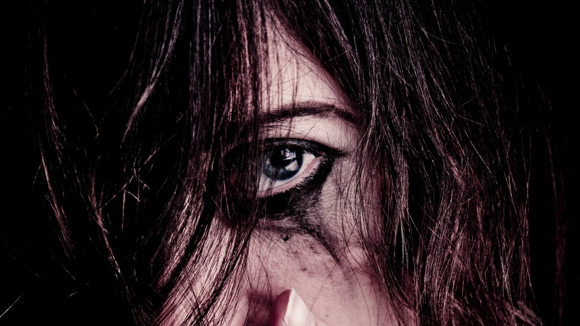 Primul viol s-a petrecut când tânăra avea doar 10 ani. Agresorul, şeful secţiei de poliţie