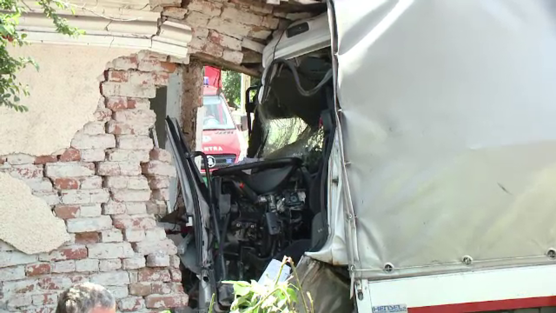 Momentul în care un TIR lovește o mașină și intră violent într-o casă, în Dolj