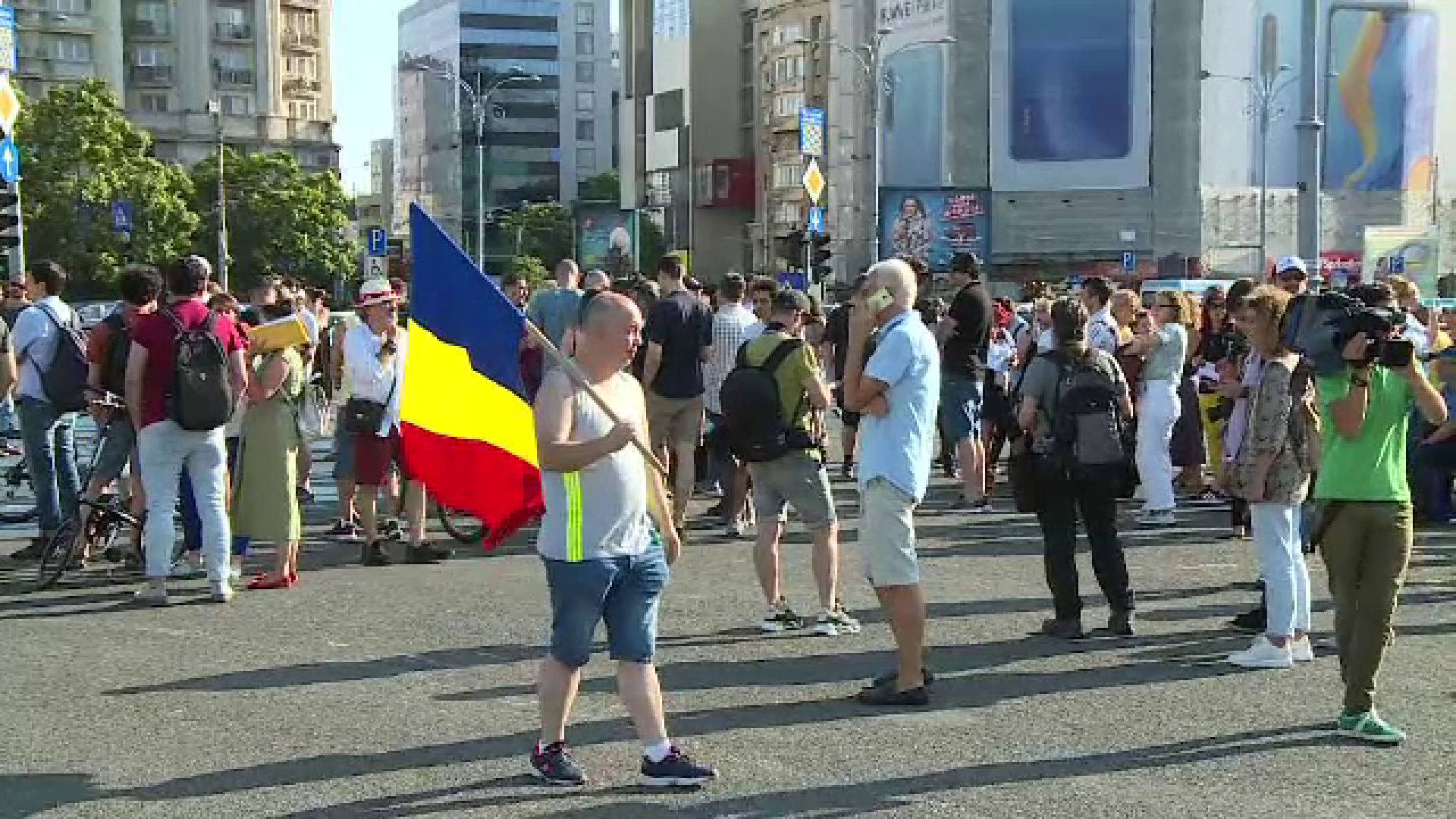 Protest faţă de Codul Administrativ, în București. Oamenii, îmbrăcaţi în costume populare