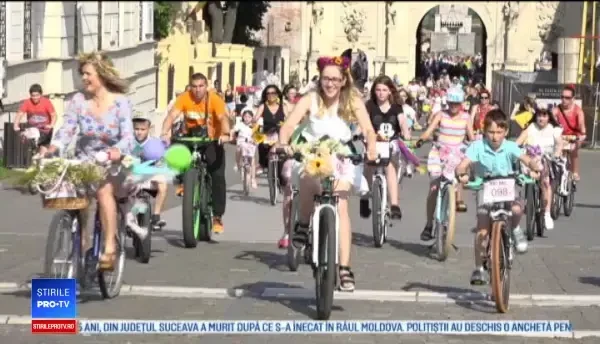 Motivul pentru care sute de femei din Alba Iulia și-au împodobit bicicletele cu flori