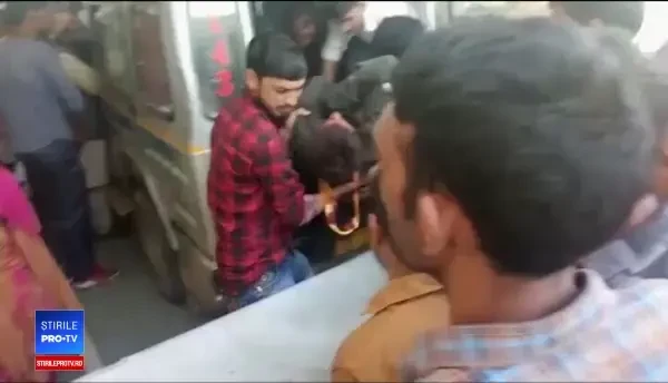 Un autobuz a căzut în prăpastie, pe un drum de munte din India. Sunt peste 30 de morţi