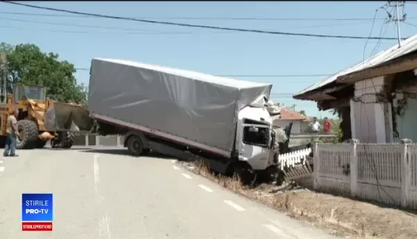 Momentul în care un TIR lovește o mașină și intră violent într-o casă, în Dolj