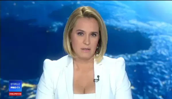 Momentul în care o fetiță hrănește un urs, pe Transfăgărășan. Reacția unui turist