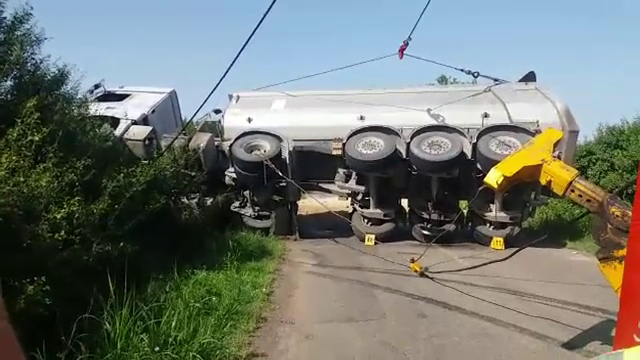 Un TIR cu materiale pentru o autostradă din Ungaria s-a răsturnat pe o şosea din România