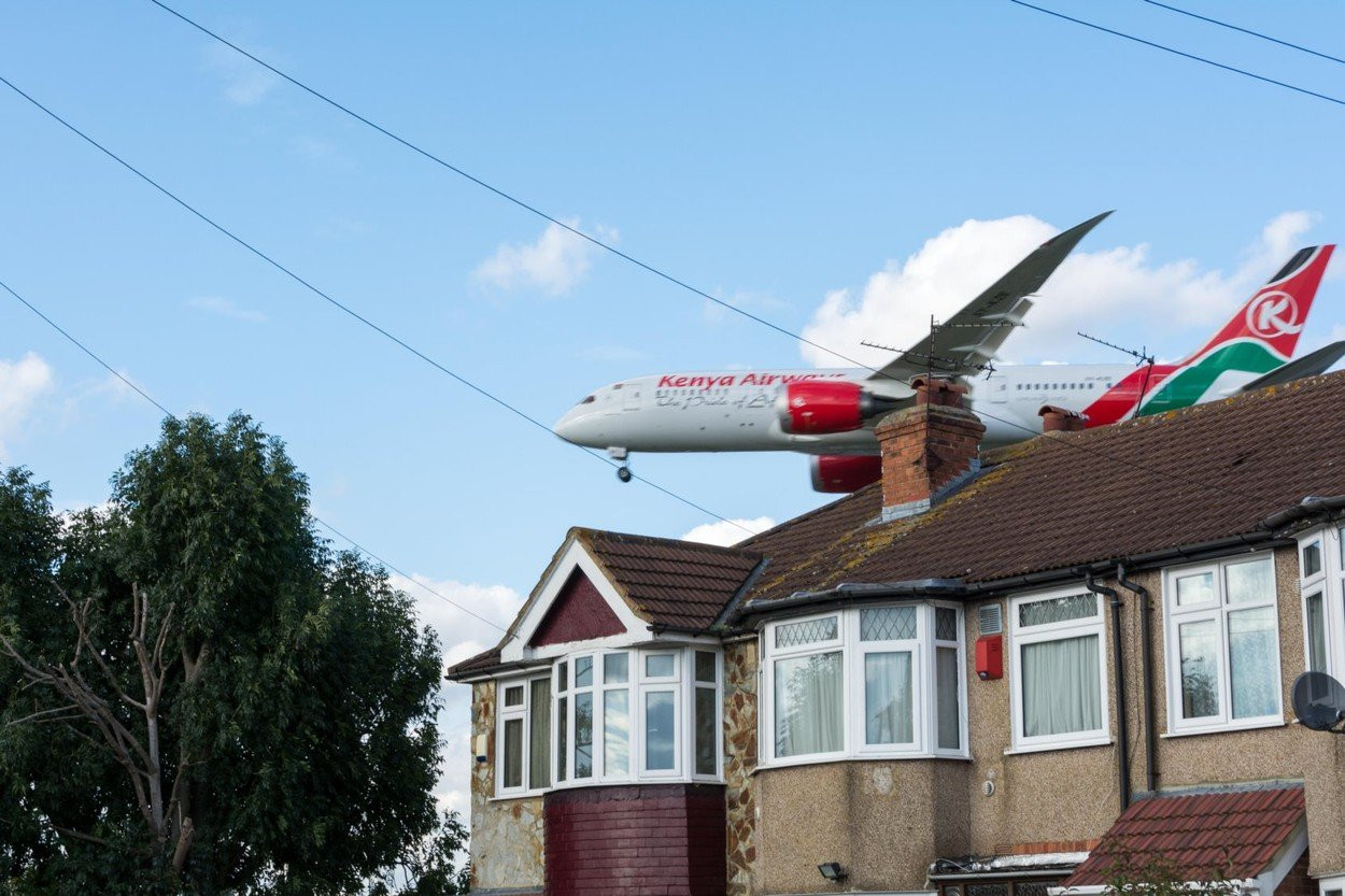 Un englez s-a trezit în grădină cu un cadavru căzut dintr-un avion. "Era sânge peste tot"