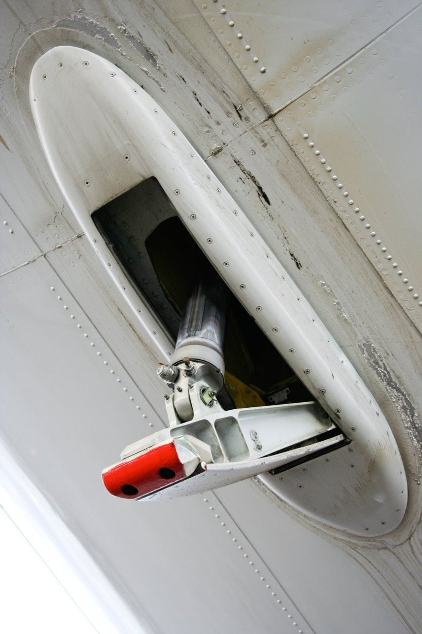 Reacţia oficială după ce un englez a găsit în curte un cadavru căzut din avion: "Se întâmplă"