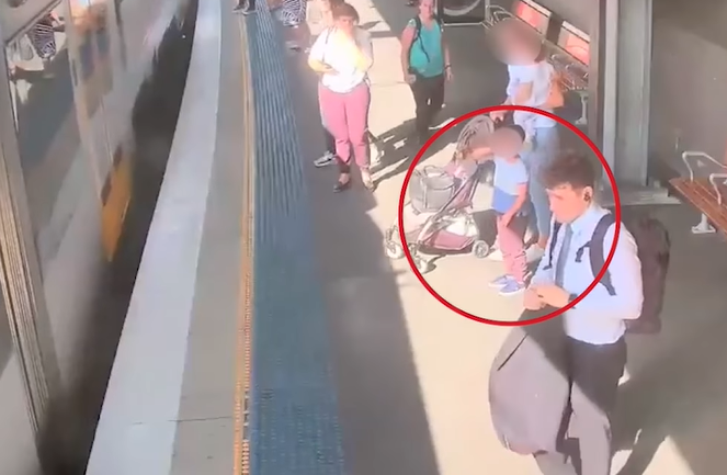 Momentul în care un copil cade pe lângă tren într-o stație. VIDEO