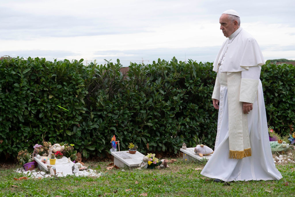 Vaticanul va deschide 2 morminte pentru a elucida un mister vechi de zeci de ani