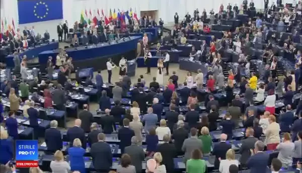 Europarlamentarii Brexit s-au întors cu spatele în timpul intonării imnului UE