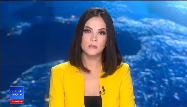 Momentul în care o fetiță hrănește un urs, pe Transfăgărășan. Reacția unui turist