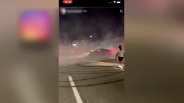 Trafic blocat pe autostradă, după ce 2 şoferi s-au apucat să facă drifturi. VIDEO