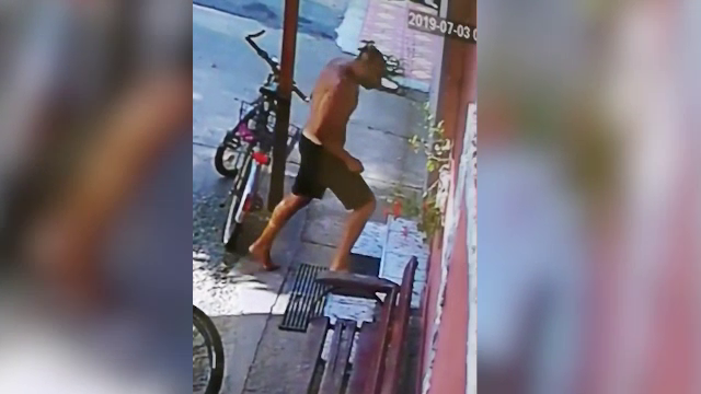 Filmul atacului din Timiș, unde un individ a atacat doi soți din senin. Ce spun martorii