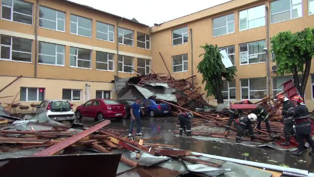 O furtună violentă a smuls acoperișul unui liceu din Bacău. BAC-ul se terminase de o oră