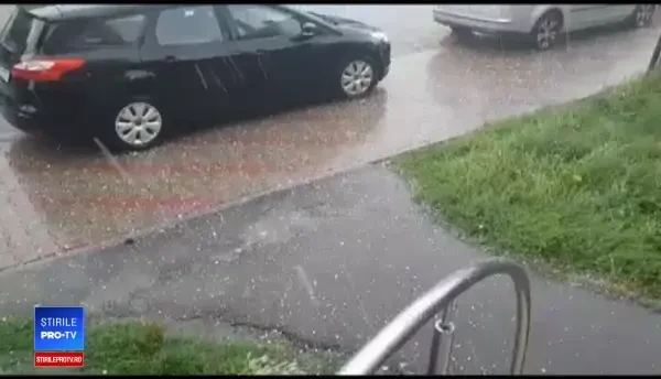 Jumătate de ţară este sub cod galben şi portocaliu de vreme rea. Balconul unei case, distrus