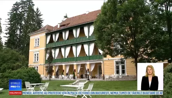 Castelul dintr-o pădure din România unde o cameră fără TV ajunge la 500 euro pe noapte