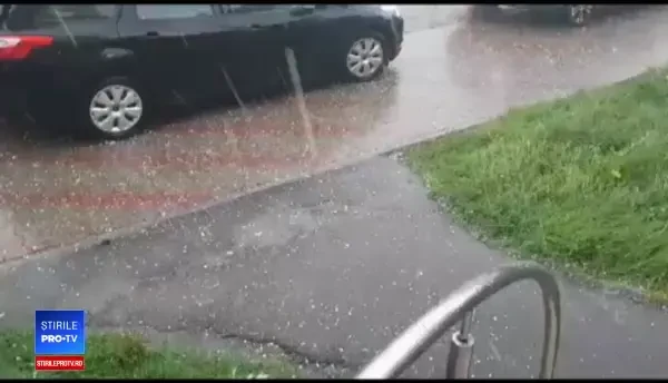 Jumătate de ţară este sub cod galben şi portocaliu de vreme rea. Balconul unei case, distrus