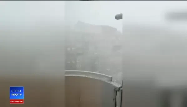 O furtună violentă a smuls acoperișul unui liceu din Bacău. BAC-ul se terminase de o oră